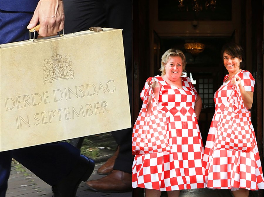 Twee dames in Brabantjurken met het begrotingskoffertje van Prinsjesdag